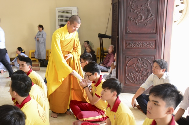 Thanh Nhan’s High-school-student prayed before the final exam