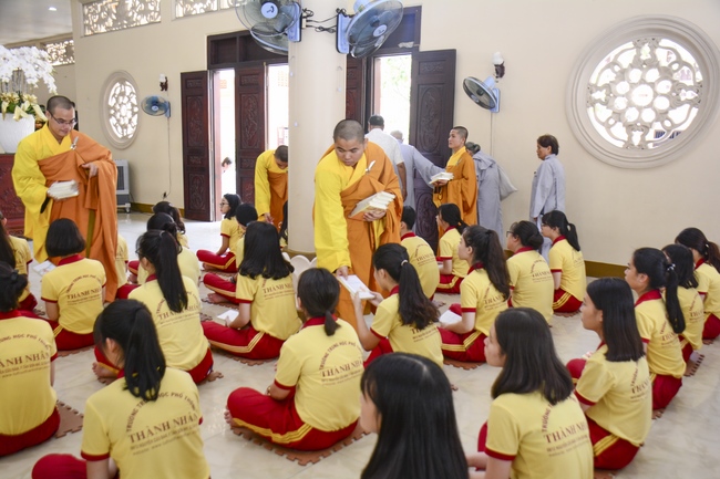 Thanh Nhan’s High-school-student prayed before the final exam
