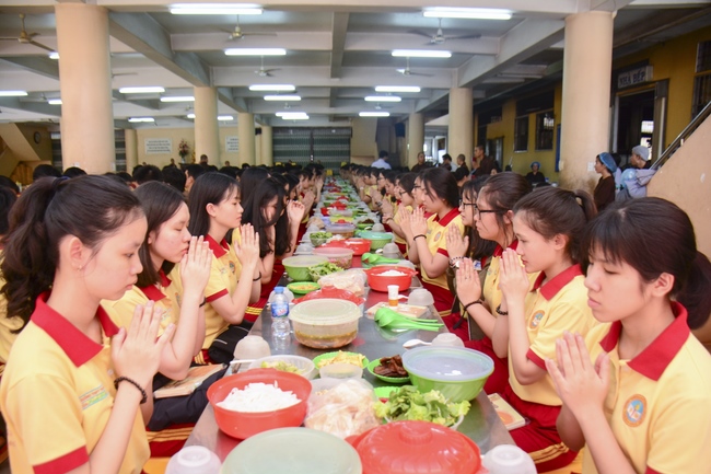 Thanh Nhan’s High-school-student prayed before the final exam