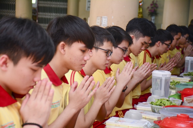 Thanh Nhan’s High-school-student prayed before the final exam