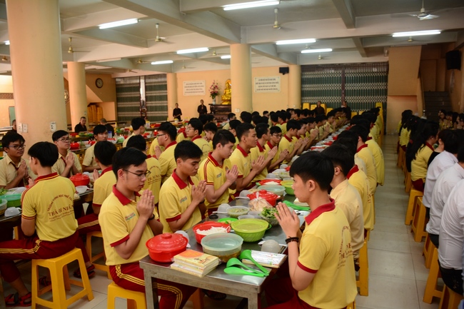 Thanh Nhan’s High-school-student prayed before the final exam