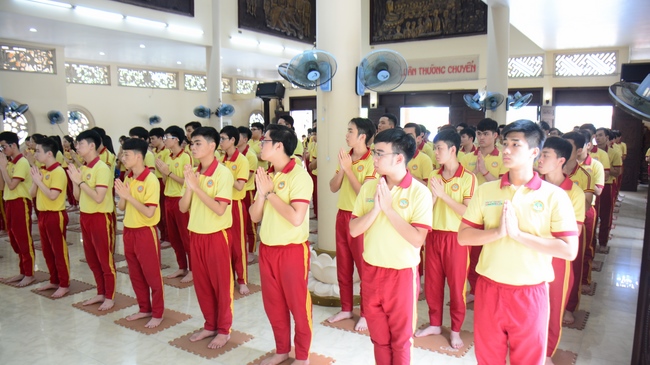 Thanh Nhan’s High-school-student prayed before the final exam