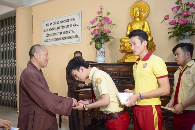 Thanh Nhan’s High-school-student prayed before the final exam