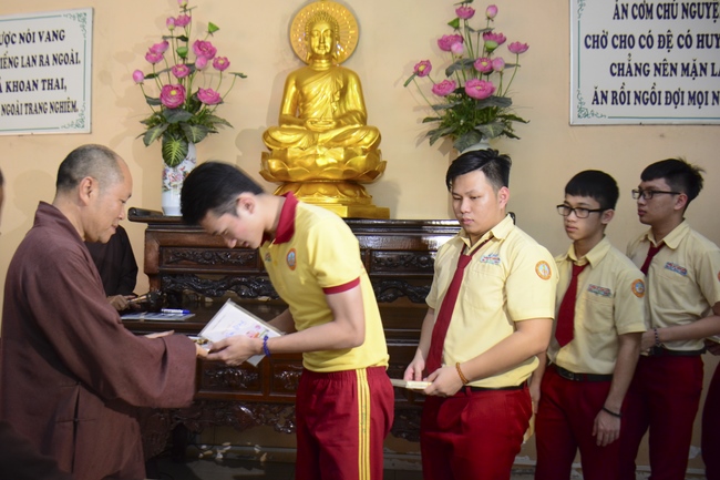 Thanh Nhan’s High-school-student prayed before the final exam