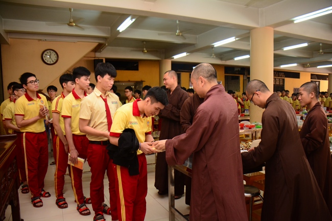 Thanh Nhan’s High-school-student prayed before the final exam