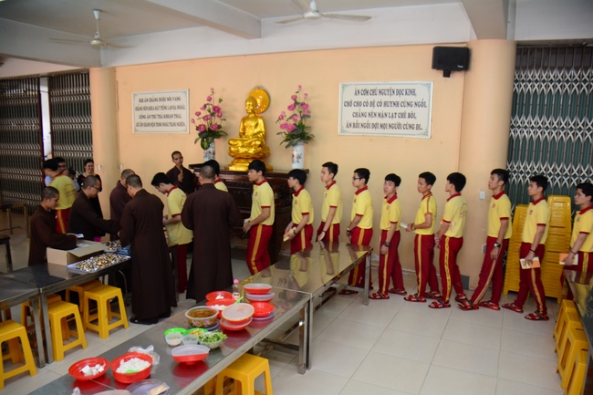 Thanh Nhan’s High-school-student prayed before the final exam