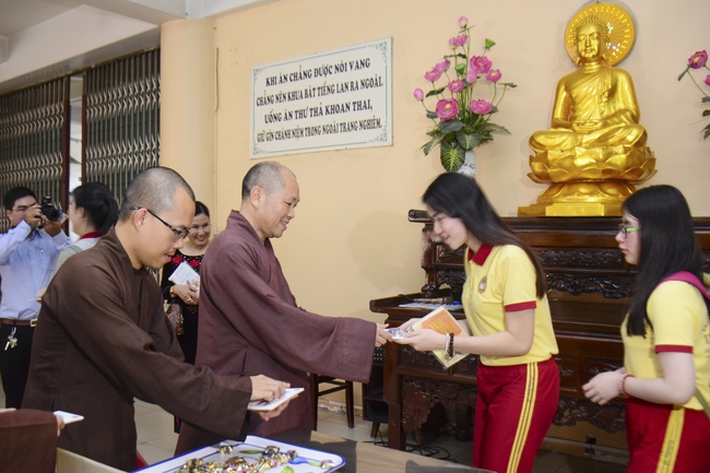 Thanh Nhan’s High-school-student prayed before the final exam