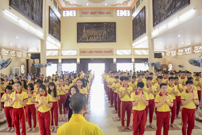 Thanh Nhan’s High-school-student prayed before the final exam