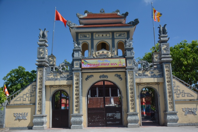 The affairs of preparing for the great ceremony of the Buddha's Birthday at Tay Khanh pagoda in Thai Binh province