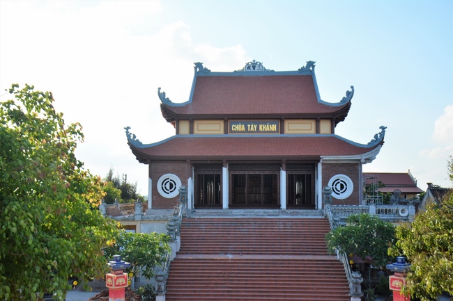 The affairs of preparing for the great ceremony of the Buddha's Birthday at Tay Khanh pagoda in Thai Binh province