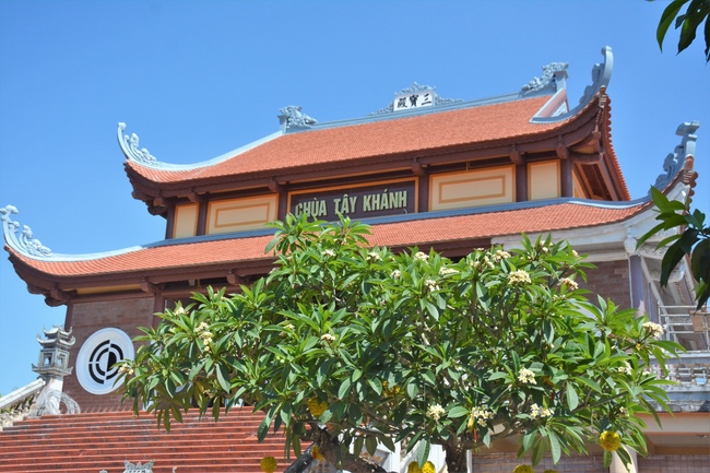 The affairs of preparing for the great ceremony of the Buddha's Birthday at Tay Khanh pagoda in Thai Binh province