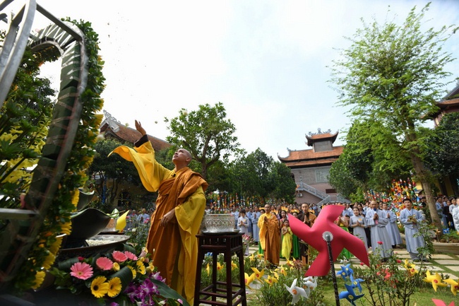 The great Buddha’s Birthday Celebration at Hoa Phuc Pagoda – Hanoi