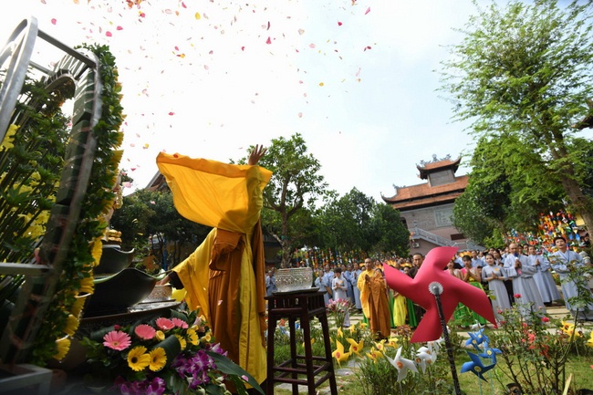 The great Buddha’s Birthday Celebration at Hoa Phuc Pagoda – Hanoi