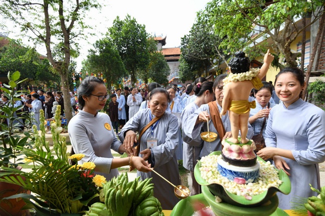 The great Buddha’s Birthday Celebration at Hoa Phuc Pagoda – Hanoi