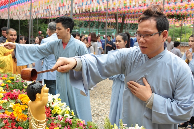 Vesak Ceremony for the Vietnamese at Yonggungsa Temple, Korea