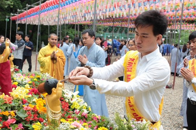 Vesak Ceremony for the Vietnamese at Yonggungsa Temple, Korea