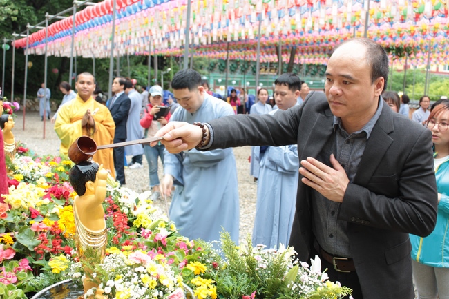 Vesak Ceremony for the Vietnamese at Yonggungsa Temple, Korea
