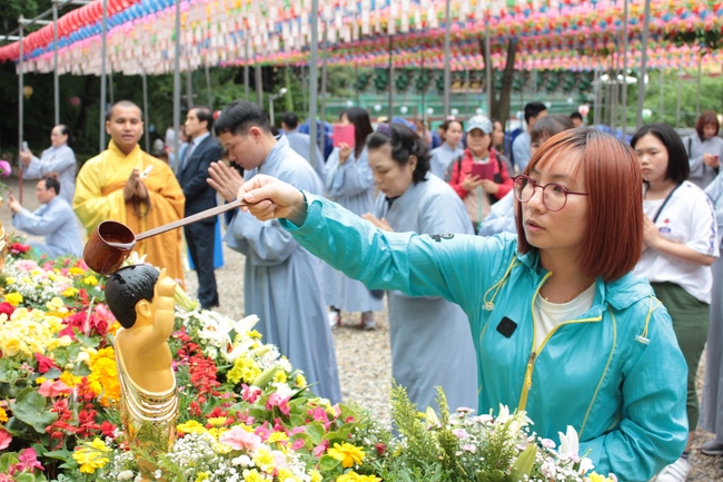 Vesak Ceremony for the Vietnamese at Yonggungsa Temple, Korea