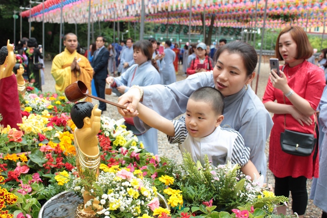 Vesak Ceremony for the Vietnamese at Yonggungsa Temple, Korea