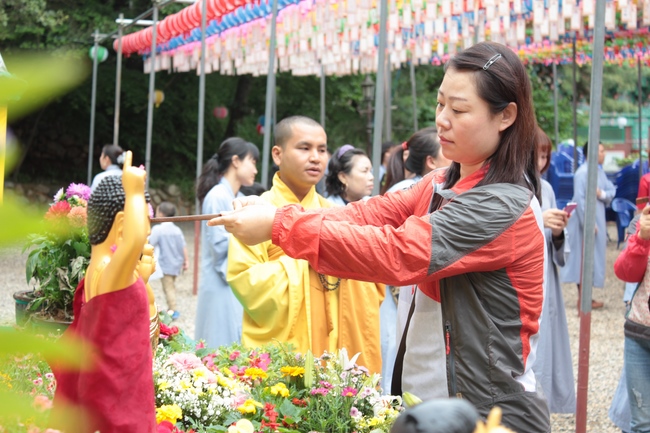 Vesak Ceremony for the Vietnamese at Yonggungsa Temple, Korea