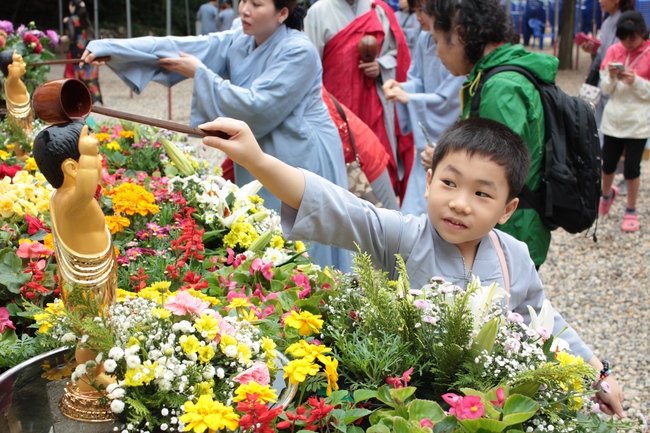 Vesak Ceremony for the Vietnamese at Yonggungsa Temple, Korea