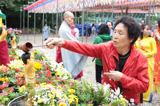Vesak Ceremony for the Vietnamese at Yonggungsa Temple, Korea