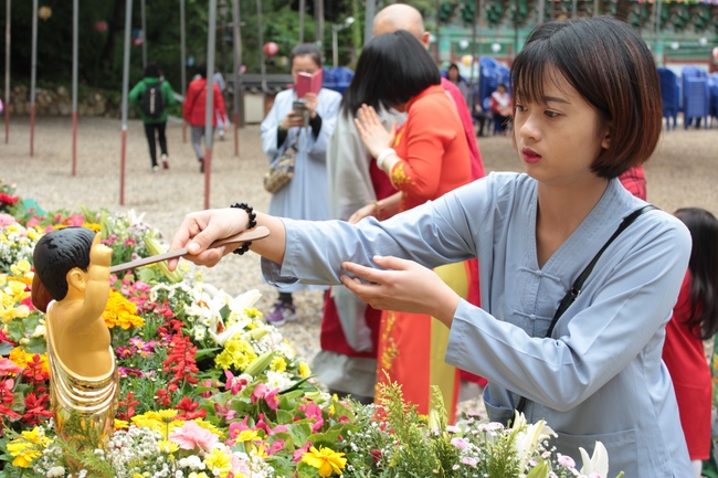 Vesak Ceremony for the Vietnamese at Yonggungsa Temple, Korea
