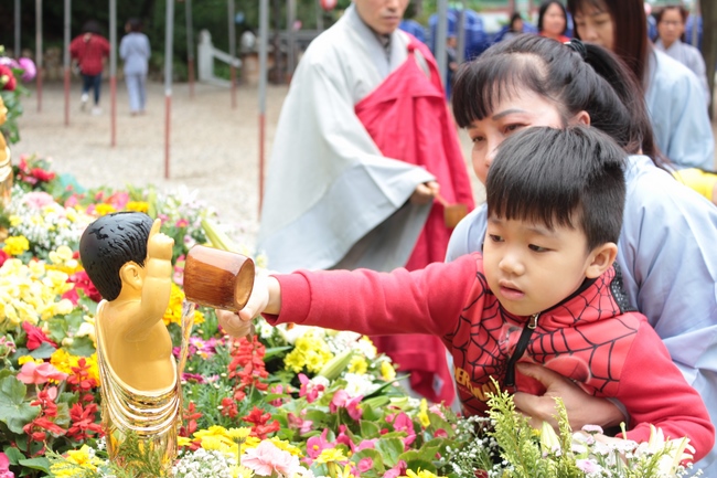 Vesak Ceremony for the Vietnamese at Yonggungsa Temple, Korea