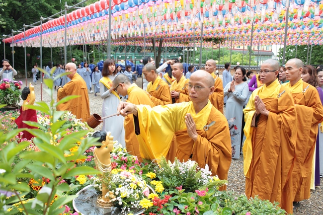 Vesak Ceremony for the Vietnamese at Yonggungsa Temple, Korea