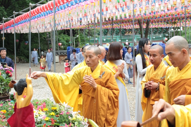 Vesak Ceremony for the Vietnamese at Yonggungsa Temple, Korea