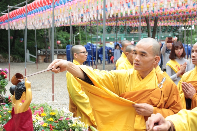 Vesak Ceremony for the Vietnamese at Yonggungsa Temple, Korea