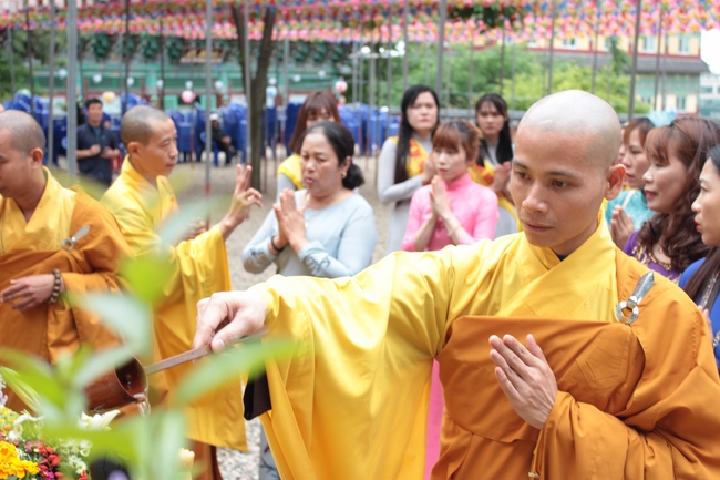 Vesak Ceremony for the Vietnamese at Yonggungsa Temple, Korea