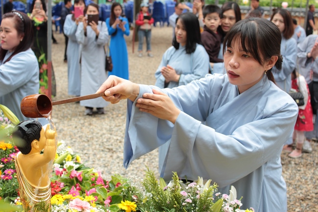 Vesak Ceremony for the Vietnamese at Yonggungsa Temple, Korea