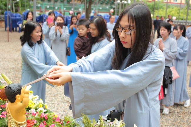 Vesak Ceremony for the Vietnamese at Yonggungsa Temple, Korea