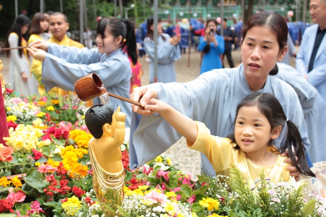 Vesak Ceremony for the Vietnamese at Yonggungsa Temple, Korea