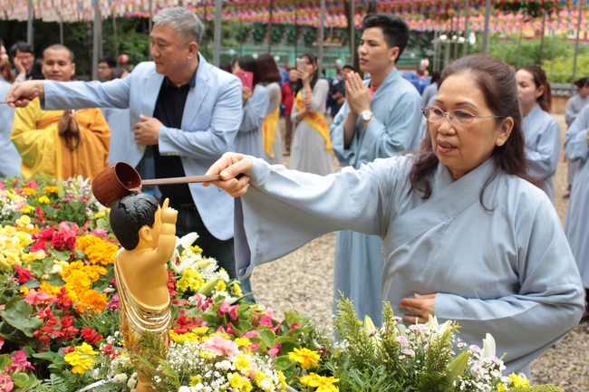 Vesak Ceremony for the Vietnamese at Yonggungsa Temple, Korea