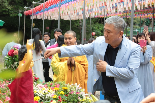 Vesak Ceremony for the Vietnamese at Yonggungsa Temple, Korea