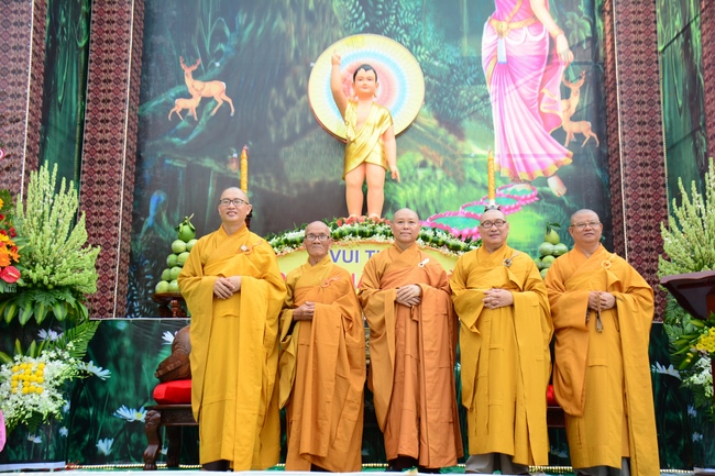 Phật giáo huyện Hóc Môn tổ chức Đại lễ Phật đản PL.2562