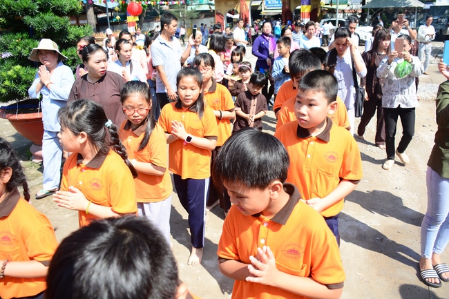 Lễ Phật đản dành cho các bé thiếu nhi