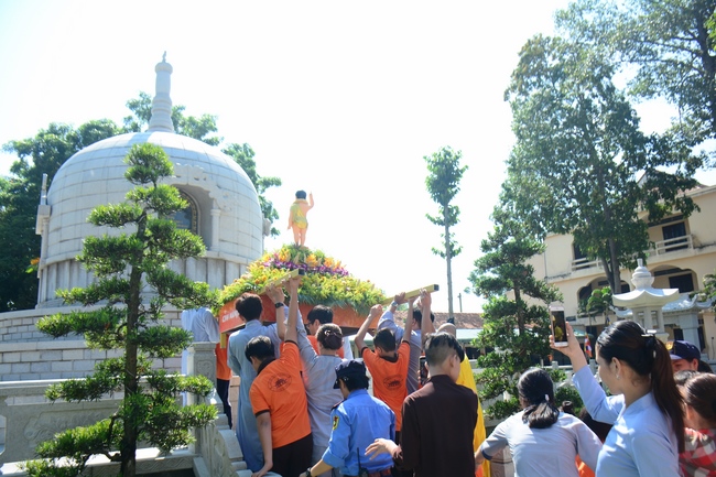 Lễ Phật đản dành cho các bé thiếu nhi