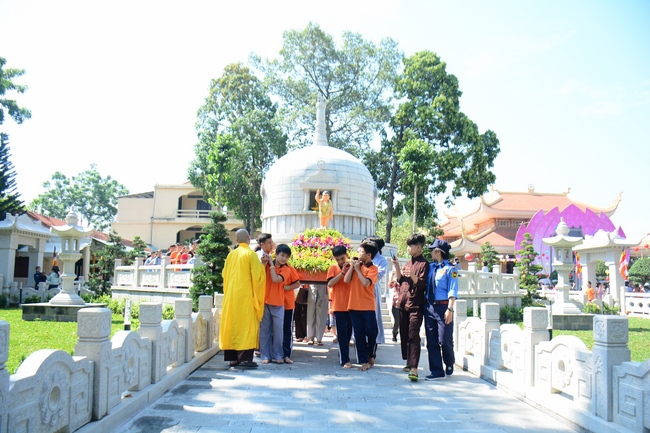 Lễ Phật đản dành cho các bé thiếu nhi