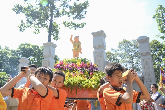 Lễ Phật đản dành cho các bé thiếu nhi