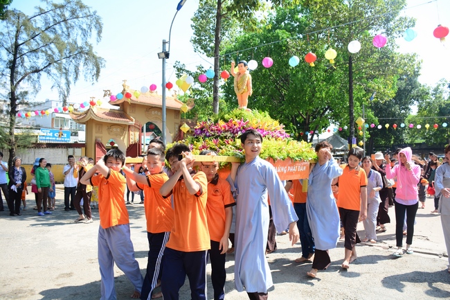 Lễ Phật đản dành cho các bé thiếu nhi