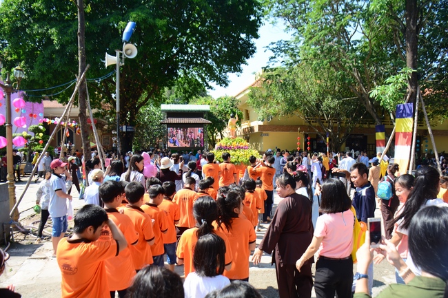 Lễ Phật đản dành cho các bé thiếu nhi