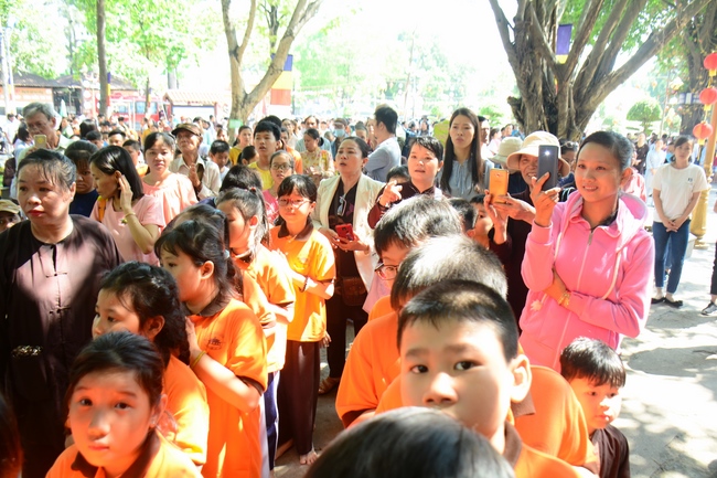 Lễ Phật đản dành cho các bé thiếu nhi