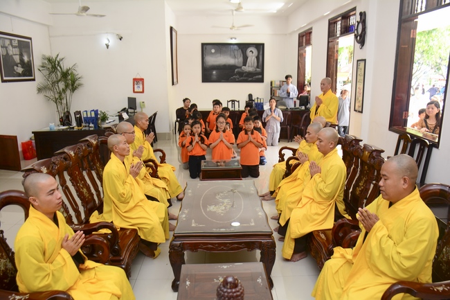 Lễ Phật đản dành cho các bé thiếu nhi