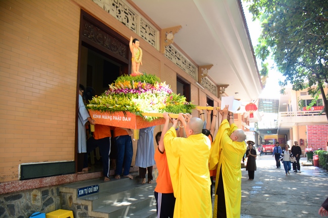 Lễ Phật đản dành cho các bé thiếu nhi