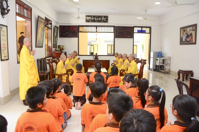 Lễ Phật đản dành cho các bé thiếu nhi