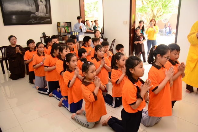 Lễ Phật đản dành cho các bé thiếu nhi