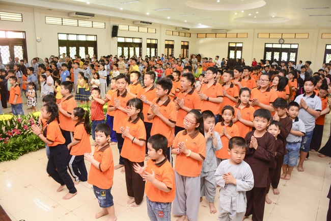 Lễ Phật đản dành cho các bé thiếu nhi